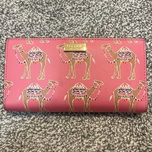Super cute and fun Kate Spade wallet! Excellent condition!